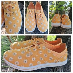 🔥NWT Clarks YELLOW Orange Floral Shoes Sneakers 12 Wide